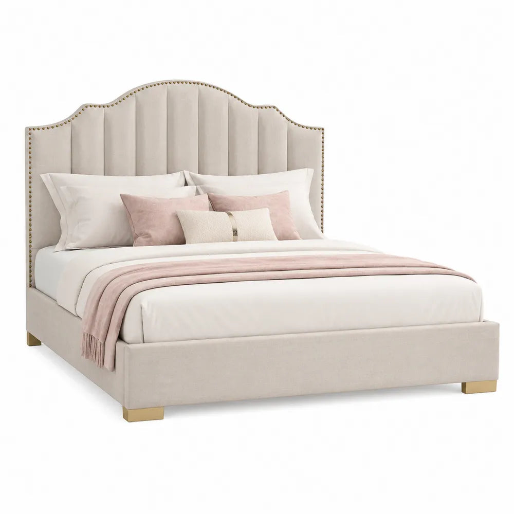 Cama tapizada en tela beige tamaño King con cabecero acolchado